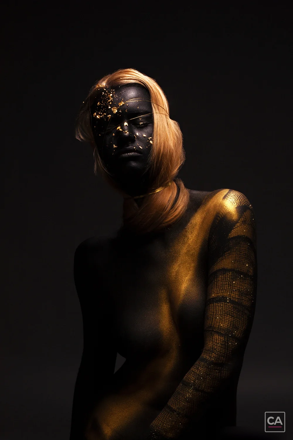 Schwarzes und goldenes Bodypainting