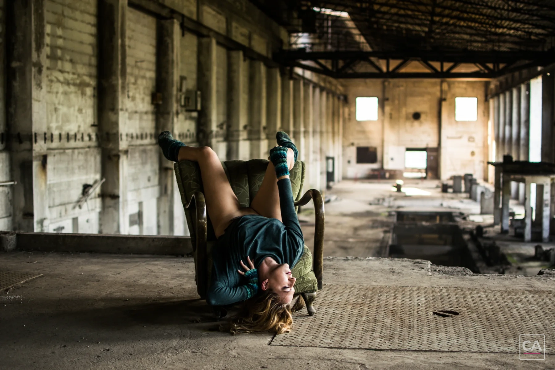 Portrait in einer alten Industriehalle